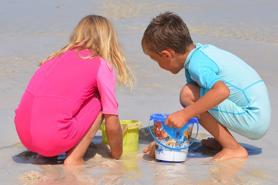 Kinder spielen am Strand Kinder spielen am Strand